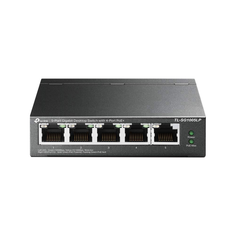 Switch Gigabit PoE+ noir à cinq ports RJ45 posé sur une tablette en bois patiné