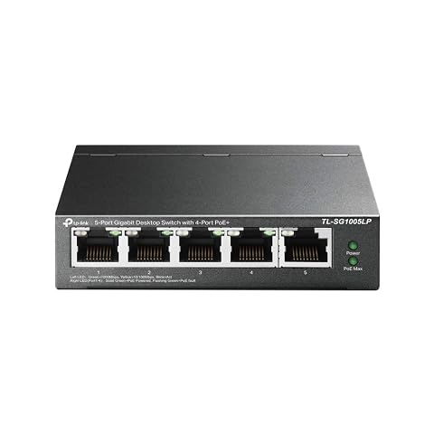 Switch Gigabit PoE+ noir à cinq ports RJ45 posé sur une tablette en bois patiné