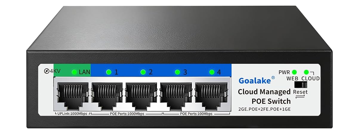 Switch PoE noir à cinq ports posé sur une tablette en bois dans un espace extérieur abrité