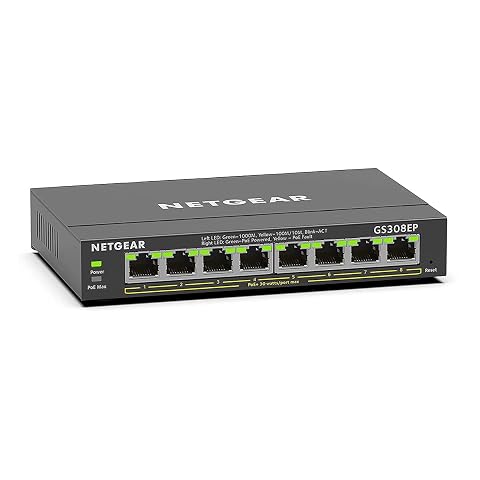 Switch PoE+ noir à huit ports posé dans un espace technique abrité près d’une façade en pierre.