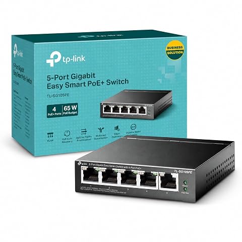 Switch PoE+ noir compact à cinq ports RJ45, posé dans un espace technique abrité