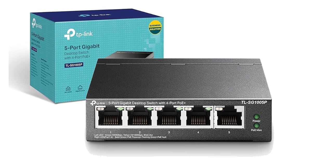 Switch PoE+ Gigabit noir à cinq ports RJ45 posé près d’une façade en pierre claire.