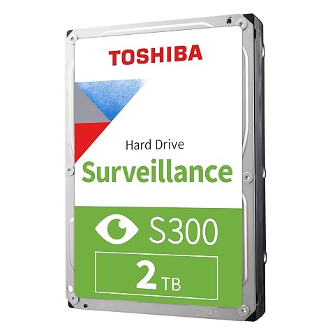 Disque dur interne Toshiba S300 de 3,5 pouces présenté sur du bois devant une façade minérale.