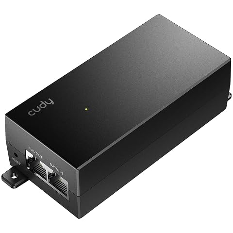 Injecteur PoE Gigabit Cudy compact raccordé par câble près d’une caméra extérieure