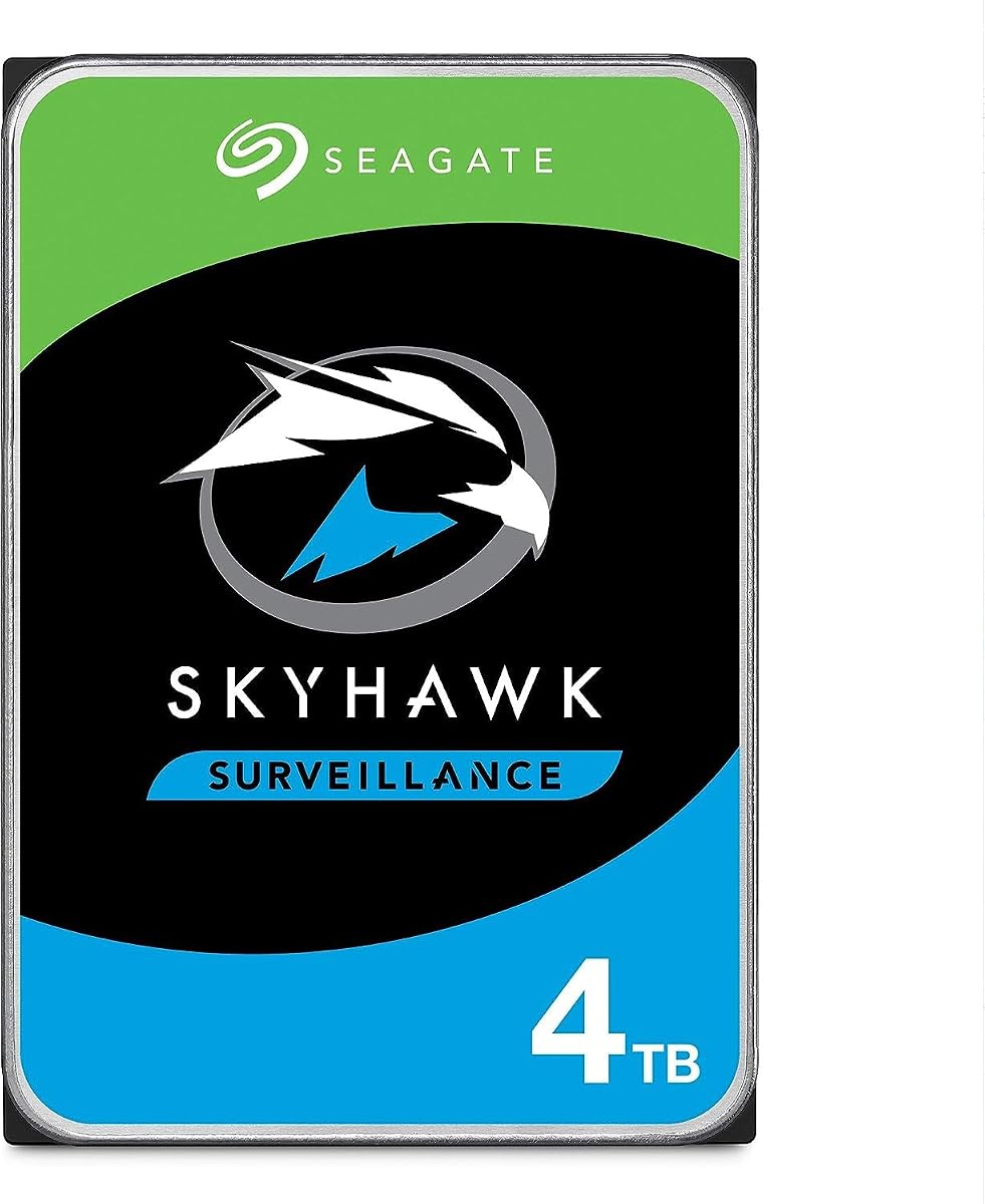 Disque dur interne Seagate SkyHawk en aluminium, posé sur du bois patiné dans un décor extérieur sobre.