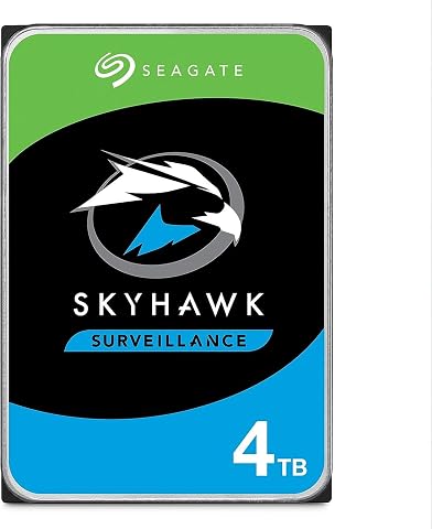 Disque dur interne Seagate SkyHawk en aluminium, posé sur du bois patiné dans un décor extérieur sobre.