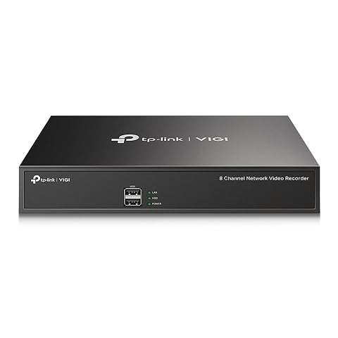 Enregistreur NVR noir compact posé sur une étagère dans un espace intérieur protégé.