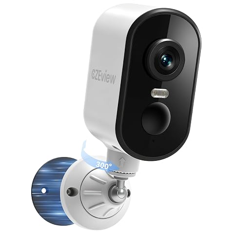 Caméra de surveillance extérieure blanche avec projecteur, fixée sur une façade en pierre claire.