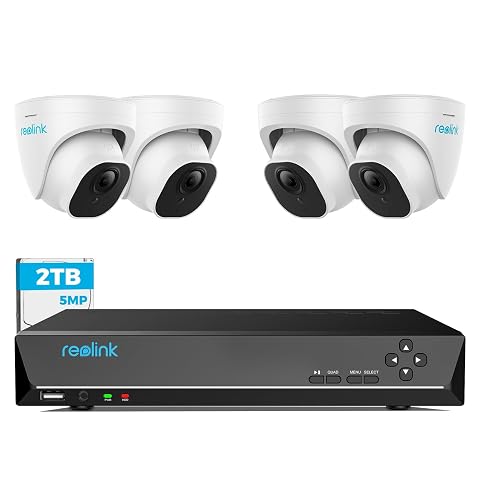 Kit de vidéosurveillance avec quatre caméras dôme blanches, un enregistreur et ses accessoires.