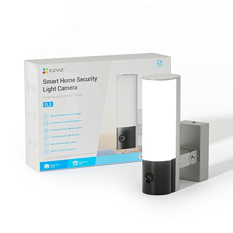 Caméra extérieure Ezviz EL3 avec projecteur intégré, fixée sur une façade en pierre claire.