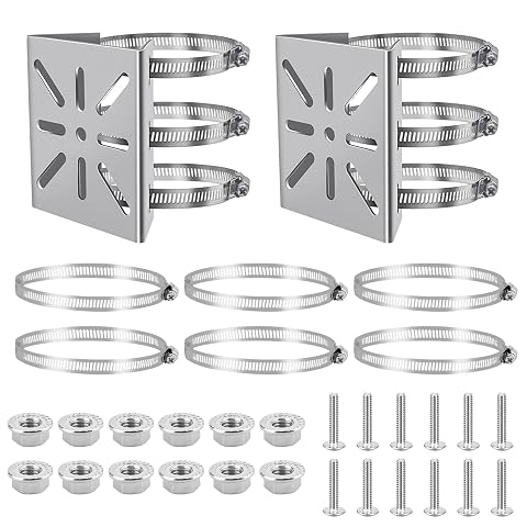 Deux supports de caméra argentés avec six colliers réglables, vis et écrous sur une surface en bois.