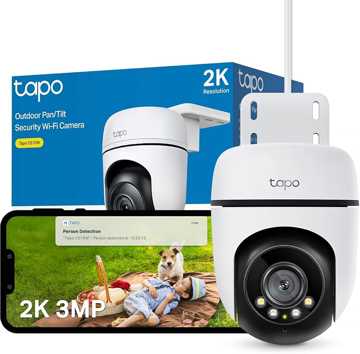 Caméra extérieure PTZ Tapo blanche fixée sur une façade claire dans un décor de jardin discret
