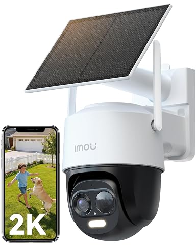 Caméra extérieure PTZ et panneau solaire installés sur une façade claire dans un décor de jardin