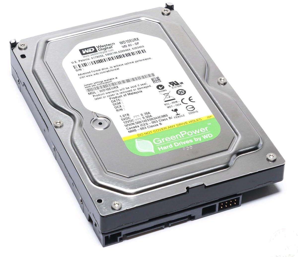 Disque dur interne noir Western Digital posé sur une surface en bois patiné devant une façade claire.