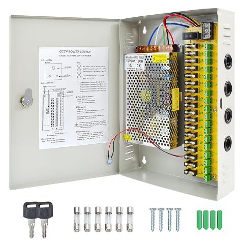 Boîtier d’alimentation CCTV métallique noir à serrure, fixé dans un local technique sobre.